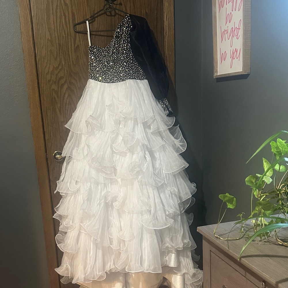 Chic Black and White Ruffled Gala/Pageant Dress
